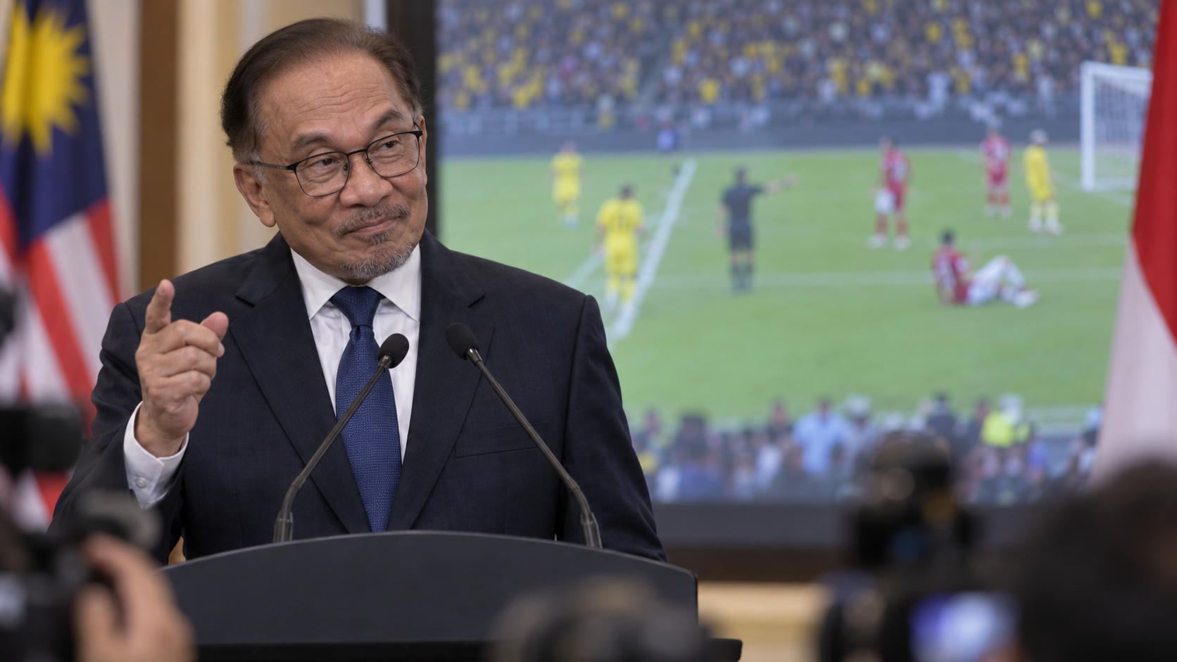 Anwar Ibrahim Sindir Kontroversi Waktu Tambahan Indonesia